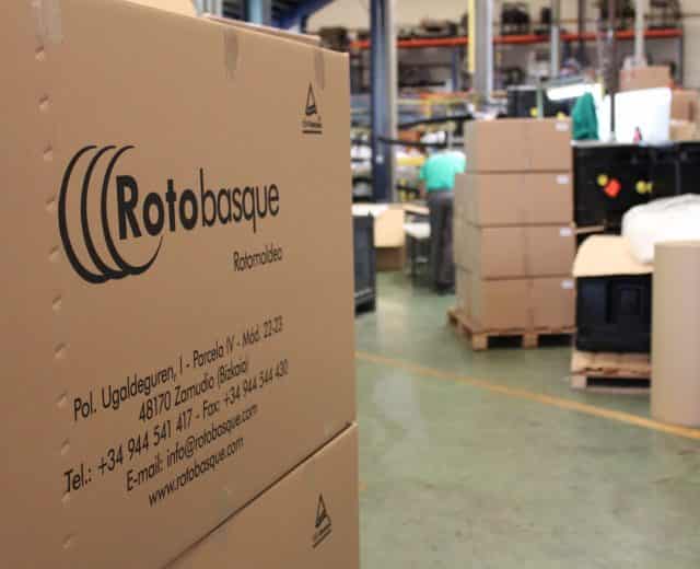 Caja de cartón con producto por rotomoldeo en almacén Rotobasque Moldeo rotacional